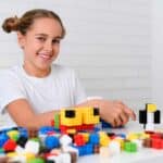 imagen de una niña jugando con los bloques