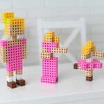 imagen de 3 muñecas hechas con los Bloques de construcción Meli cube pastel 100 piezas