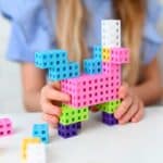 imagen de las manos de una niña con un unicornio hecho con los bloques