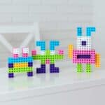 imagen de diferentes construcciones de monstruos hechos con los Bloques de construcción Meli cube pastel 200 piezas
