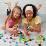 imagen de dos niñas jugando con los bloques