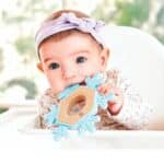 imagen de una niña con el Mordedor de madera y silicona copo de nieve de Hape