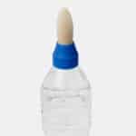 pincel enroscado en la botella reutilizable