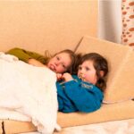 Foto de niñas en el Sofá módulos infantil Teddy Beige tumbadas con una manta