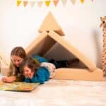 Foto de niñas leyendo en la construcción con el Sofá módulos infantil Teddy Beige