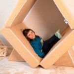 Foto de niña en la construcción con el Sofá módulos infantil Teddy Beige