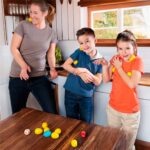 imagen de una familia jugando al Juego party Danza del Huevo de Haba