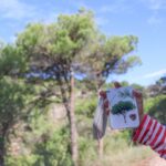 imagen de un niños con Fíjate Árboles Guía para iniciarse en la observación de la naturaleza