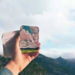 imagen de una mano con Fíjate Nubes Guía para iniciarse en la observación de la naturaleza