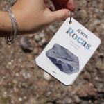 imagen de una niña con Fíjate Rocas Guía para iniciarse en la observación de la naturaleza