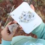 imagen de una niño con una roca y la Fíjate Rocas Guía para iniciarse en la observación de la naturaleza