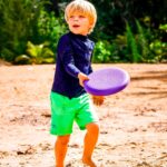 imagen de un niño con el frisbee morado