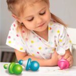 imagen de una niña con tres rotuladores de Mis primeros rotuladores set de 5 unidades