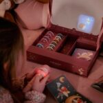 imagen de una niña jugando a proyectar historias