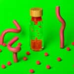 imagen de la Botella sensorial flotante espiral rosa de Petit Boum