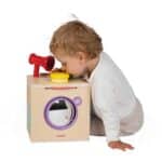 imagen de una niña jugando con los elementos sensoriales