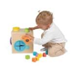imagen de un niño jugando con los elementos sensoriales