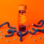 imagen de la Botella sensorial flotante espiral azul de Petit Boum