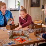 imagen de una familia juagando al juego The Key Fuga de la prisión Strongwall de Haba