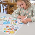 imagen de una niña pintando en el Tapete de silicona con 6 rotuladores para colorear Estaciones