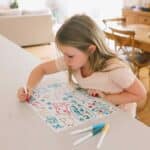 imagen de una niña pintando