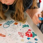 imagen de una niña pintando el Tapete de silicona con 4 rotuladores para colorear Mar