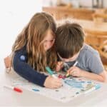 imagen de dos niños pintando