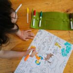 imagen de una niña pintando en el Tapete de silicona con 6 rotuladores para colorear Safari