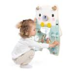 imagen de una niña jugando con el panel de actividades