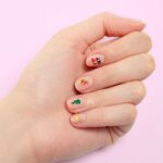 imagen de una mano con las Pegatinas para las uñas New York de Omy