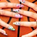 imagen de unas manos con las Pegatinas para las uñas New York de Omy
