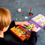 imagen de un niño jugando con el Plus plus actividades espacio 125 piezas