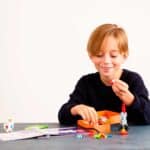 imagen de un niño construyendo con Plus plus actividades espacio 125 piezas