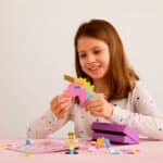 imagen de una niña construyendo con Plus plus actividades Hadas 125 piezas