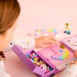 imagen de una niña jugando con Plus plus actividades Hadas 125 piezas