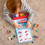 imagen de un niño jugando con el Plus plus actividades transportes 125 piezas