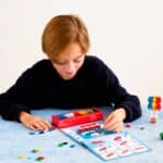 imagen de un niño con el Plus plus actividades transportes 125 piezas