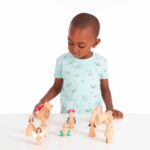 Imagen de niño jugando a Criaturas encantadas de madera