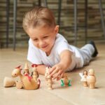 Imagen de niño jugando con las figuras