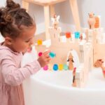 Imagen de una niña jugando con Set de 10 gemas translúcidas acrílicas