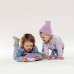 imagen de dos niños con la Cámara de fotos Hoppstar Artist lila con impresión