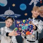 imagen de dos niños con el Kit para crear planetas de gelatina 3D con acuario de Tuban
