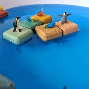 Actividad sensorial y de aprendizaje en la bandeja con los bloques de corcho korko y miniaturas