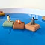 3 miniaturas flotando sobre los bloques de corcho Korko Rainbow