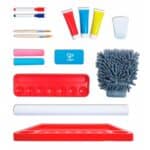 imagen de los productos que incluye la Pizarra caballete de pintura regulable en altura de Hape