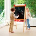 imagen de dos niños jugando con el producto
