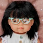 Imagen de muñeca con Gafas turquesa de Miniland para muñeco de 38 cm