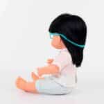 Imagen de muñeca por la aprte de atrás con Gafas turquesa de Miniland para muñeco de 38 cm