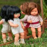 Muñeca de pie con las Gafas turquesa de Miniland para muñeco de 38 cm