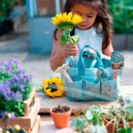 imagen de una niña con el Set de jardín Forest Friends de Little Dutch
